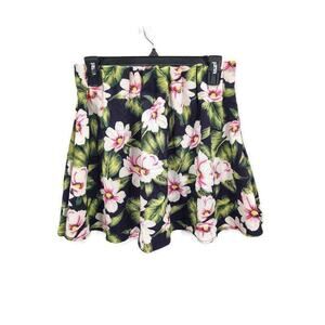 Tobi fun floral/Hawaiian short flirty skirt in size medium Summer Festival